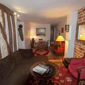 Very French Two Bedroom In The Heart Of París